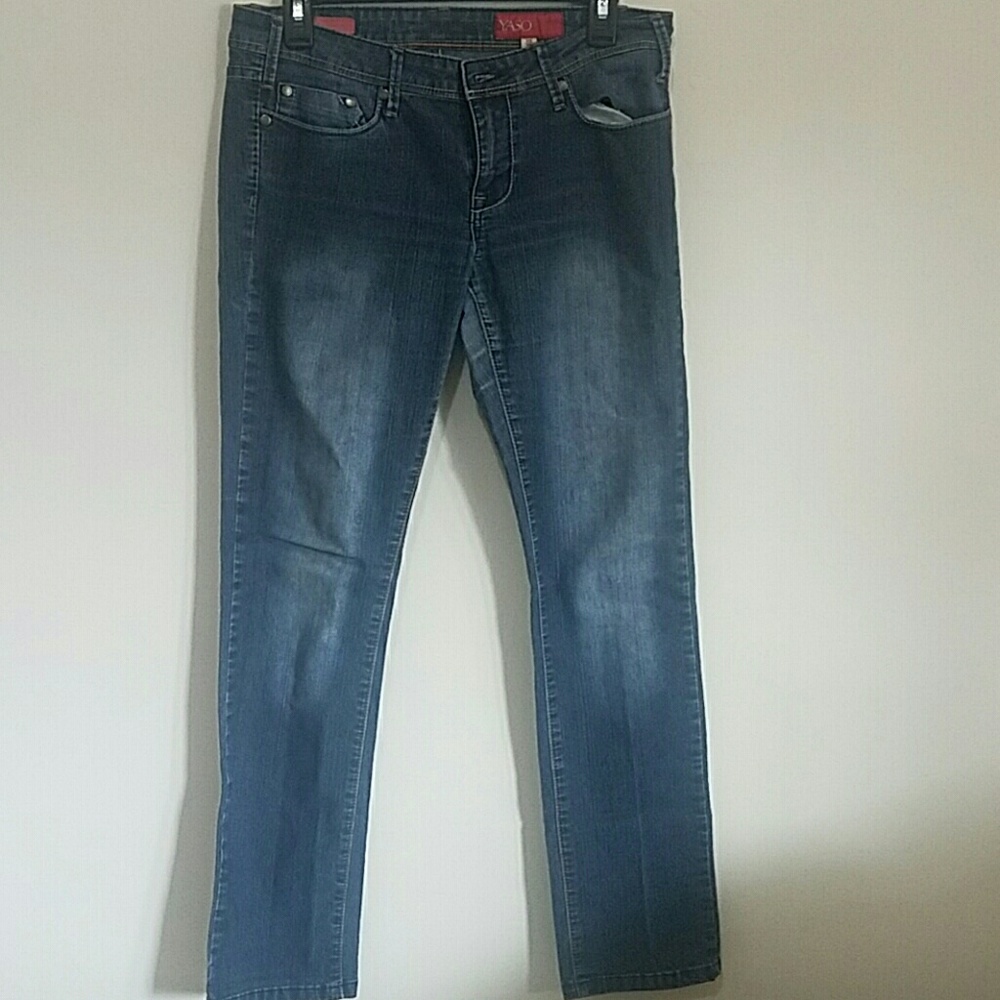 Pale dark jeans with a unique print on the back po